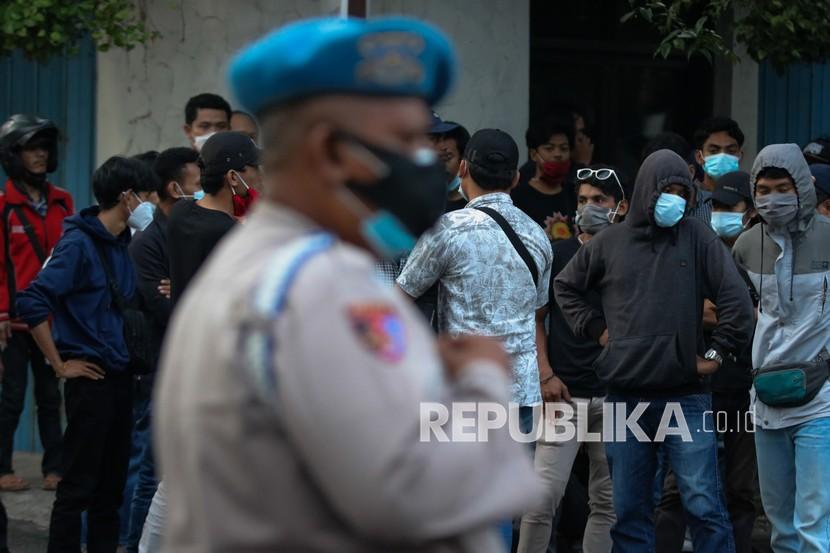 Polisi bersiaga di ruas Jalan Raya Dukuh Kupang saat berlangsungnya Kongres Himpunan Mahasiswa Islam (HMI) XXXI di Islamic Center, Surabaya, Jawa Timur, Senin (22/3/2021). 
