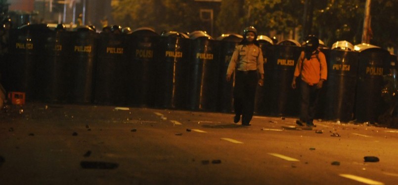 Polisi bersiap memukul mundur demosntran saat kerusuhan pecah saat mahasiswa UKI dan UPI YAI berunjuk rasa menolak kenaikan harga bahan bakar minyak di Salemba, Jakarta Pusat, Kamis (29/3). (Republika/Aditya Pradana Putra)