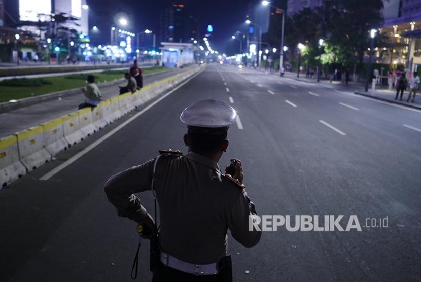 Polisi bersiap mengamankan lalu lintas setelah ruas Jl MH Thamrin dari arah Sarinah kembali dibuka pasca unjuk rasa di Gedung Bawaslu RI, Jakarta, Selasa (21/5).