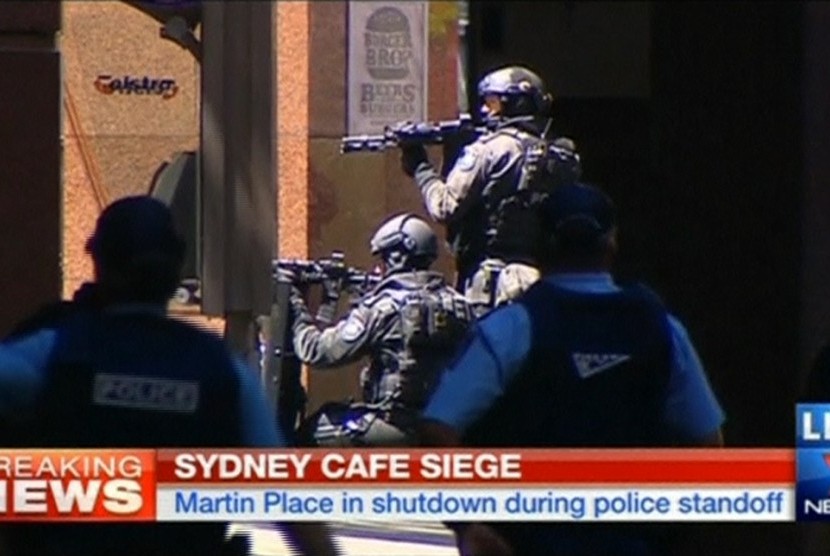 Polisi bersiap menjaga sebuah kafe tempat sekitar 40 warga disandera di Sydney, Australia
