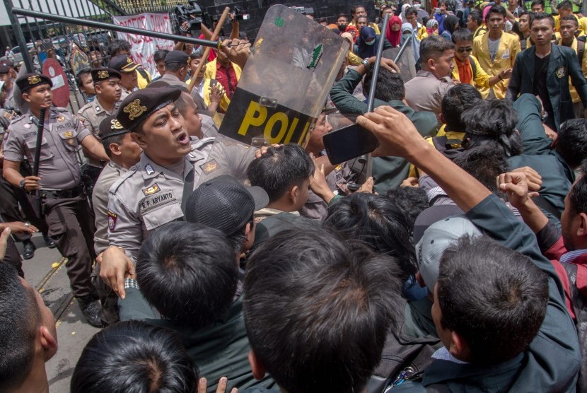 Polisi berupaya menghalau mahasiswa yang mencoba masuk ke Kantor DPRD Jateng saat menggelar unjuk rasa 'Aksi 121' di Semarang, Jawa Tengah, Kamis (12/1).