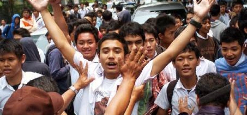 Polisi berusaha melerai pelajar SMA 6, saat terjadi rusuh dengan wartawan di depan Gedung SMA 6, Jakarta, Senin (19/9).