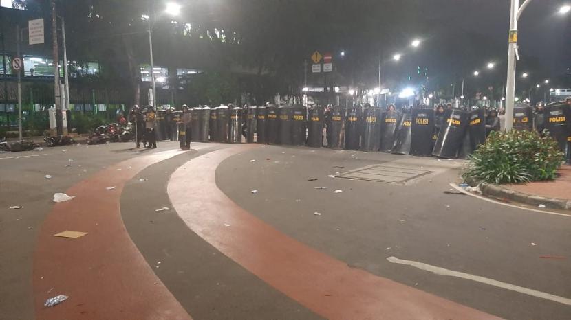 Polisi blokade jalan di depan Medan Merdeka Timur, tepat di depan Stasiun Gambir, Jakarta Pusat, Kamis (8/10). 