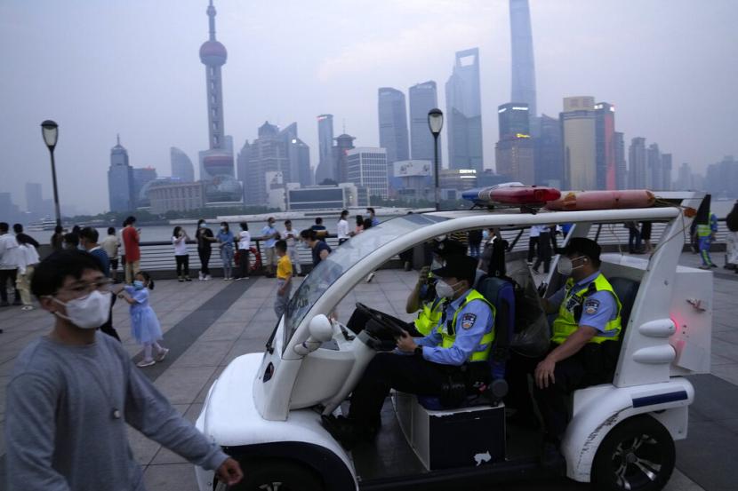 Polisi China berpatroli di kawasan pematang, Rabu, 1 Juni 2022, di Shanghai. Peretas mengklaim telah memperoleh kumpulan data 1 miliar orang China dari database kepolisian Shanghai dalam kebocoran yang, jika dikonfirmasi, bisa menjadi salah satu pelanggaran data terbesar dalam sejarah.