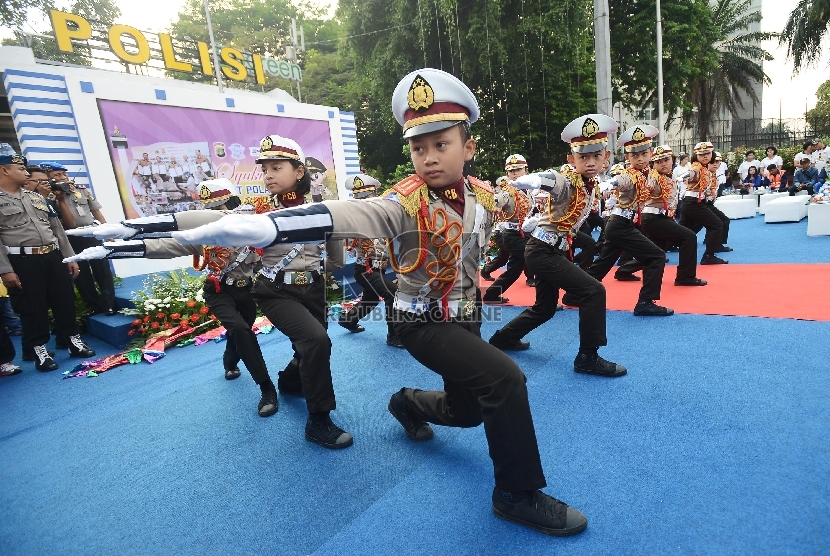  Polisi cilik membawakan tarian peragaan pengaturan lalu lintas dalam rangka HUT Polantas yang ke-60 di Area Car Free Day (CFD) Bundaran HI, Jakarta, Ahad (27/9).  (Republika/Raisan Al Farisi)