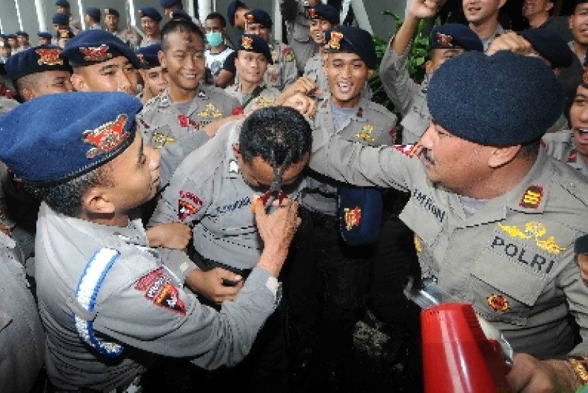 Polisi cukur rambut sambut kemenangan Komjen Budi Gunawan di PN Jaksel, Senin (16/2).