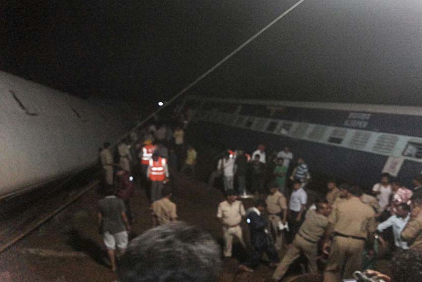 Polisi dan anggota SAR melakukan evakuasi korban kecelakaan kereta di Harda, Madhya Pradesh, India, Rabu (5/8). 