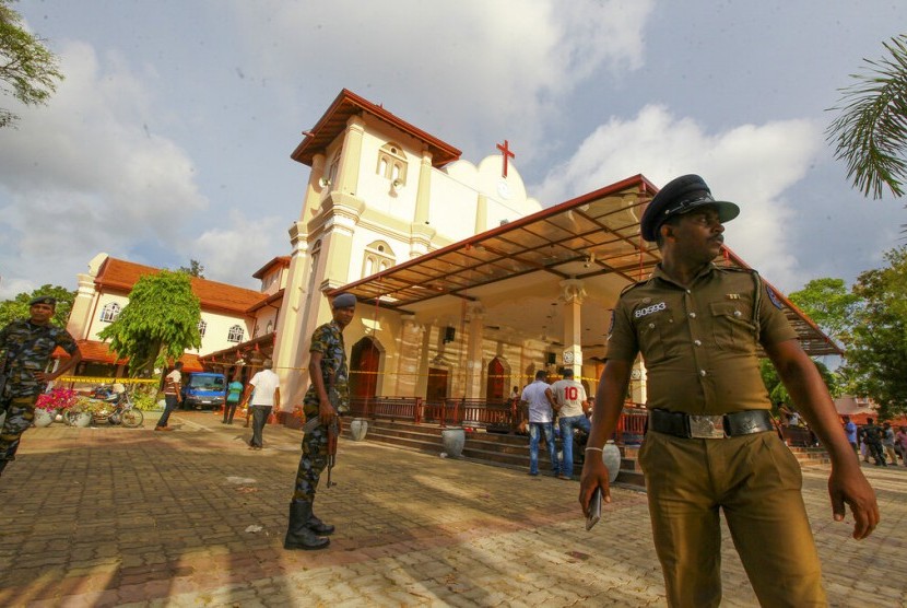 Polisi dan militer berjaga di area Gereja St Sebastian di Negombo, di utara Kolombo, yang menjadi salah satu sasaran bom pada Ahad (21/4). Dua ratusan korban tewas dan ratusan lainnya terluka akibat serangan bom di delapan lokasi di ibu kota Sri Lanka. 