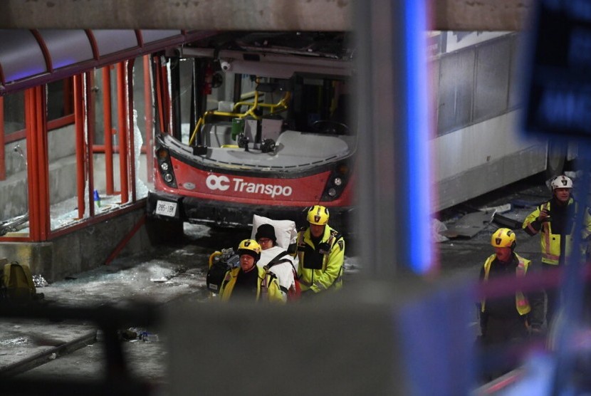 Polisi dan petugas tanggap darurat di lokasi kecelakaan bus tingkat di Ottawa, Kanada, Jumat (11/1).