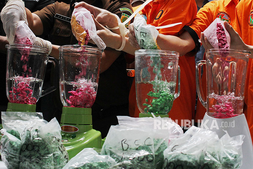 Polisi dan sejumlah tersangka memusnahkan barang bukti jenis sabu dan ekstasi saat rilis disertai pemusnahan barang bukti Narkotika di Ditnarkotika, Polda Metro Jaya, Jakarta. (Ilustrasi)