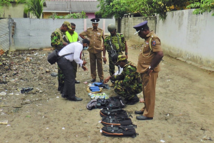 Polisi dan tentara Sri Lanka memperlihatkan bahan pembuat bom dari tempat persembunyian militan saat baku tembak di Sri Lanka, Sabtu (27/4).