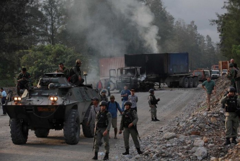  Polisi dan tentara terlihat menjaga keamanan dalam protes yang dilakukan pekerja di Tambang Freeport di Papua bulan Agustus lalu.