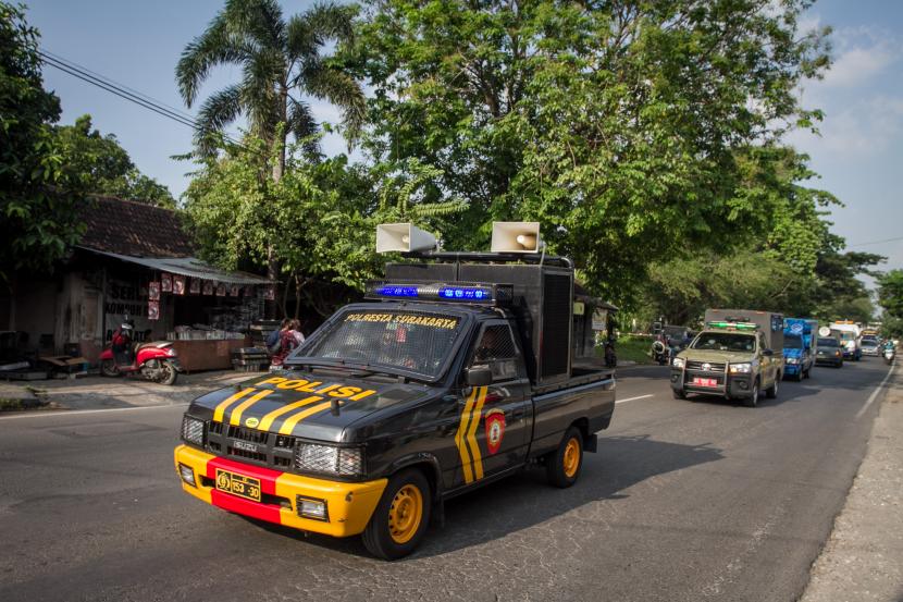Polisi dan tim gabungan berpatroli keliling kota untuk sosialisasi Penerapan Pembatasan Kegiatan Masyarakat (PPKM) Darurat di Solo, Jawa Tengah. (ilustrasi)