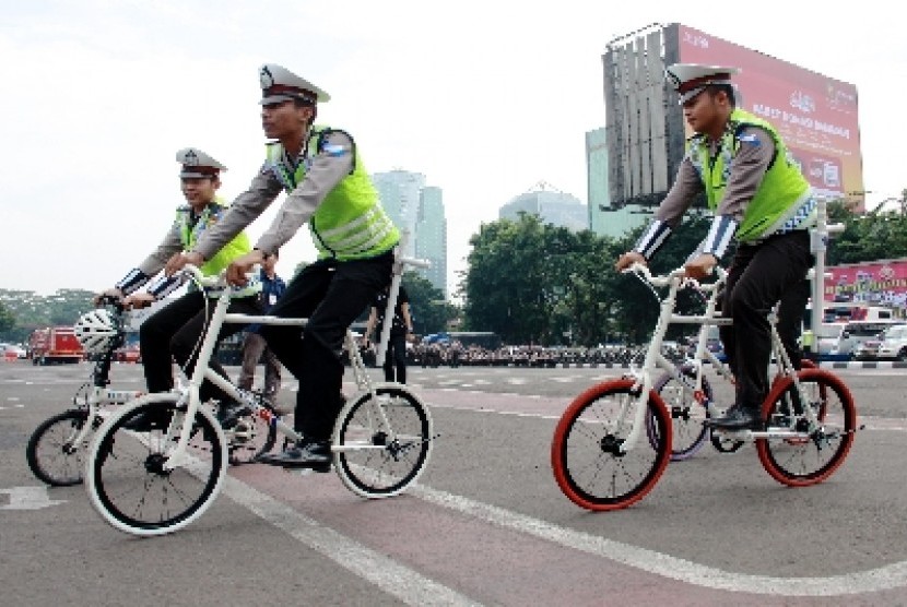 Polisi dan TNI mengikuti apel Operasi Ketupat 2014 di Polda Metro Jaya, Jakarta.