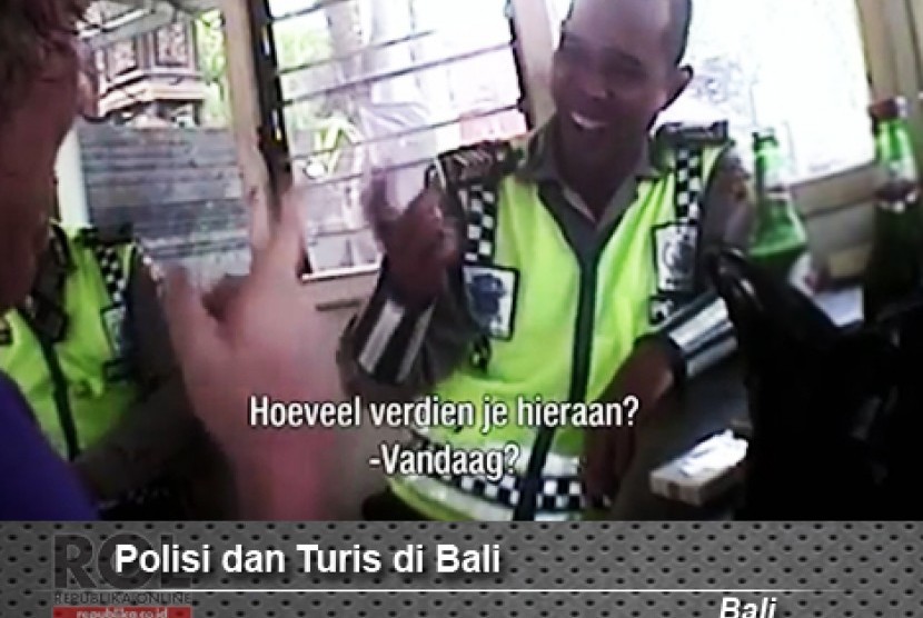 Polisi dan Turis di Bali