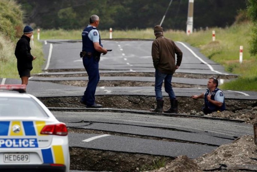 Polisi dan warga setempat melihat kerusakan akibat gempa di sepanjang State Highway One dekat Kota Ward, selatan Blenhei, Selandia Baru, Senin, 14 November 2016. 