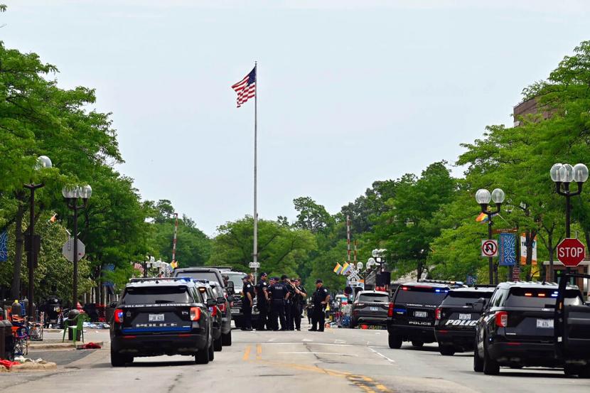 Polisi dari beberapa kotamadya setempat termasuk Polisi Negara Bagian Illinois menggeledah pusat kota Highland Park setelah penembakan massal pada parade Empat Juli Senin, 4 Juli 2022 di Chicago.