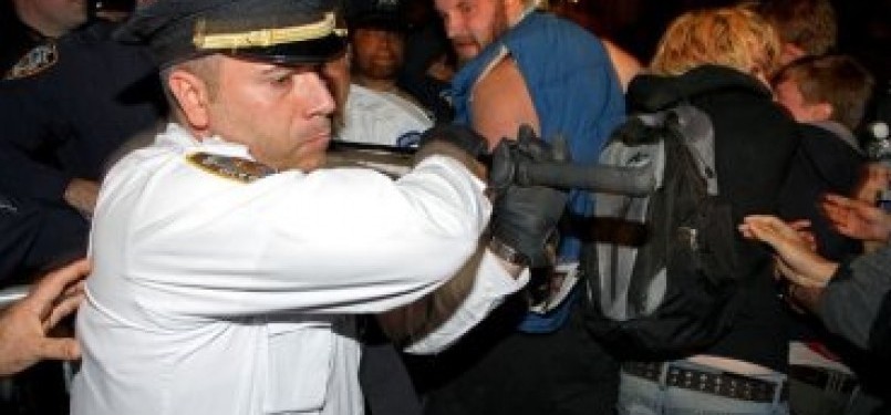 Polisi dari NYPD berupaya membubarkan massa dan mengintimidasi dengan tongkat polisi