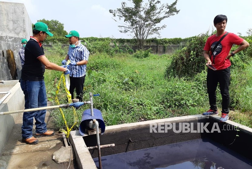 Polisi dari Satreskrim Polres Purwakarta, menyegel IPAL PT Warrenty Industries, di Jl Raya Sadang-Subang, Kampung Sukamukti, Desa/Kecamatan Cibatu, Selasa (5/6). 