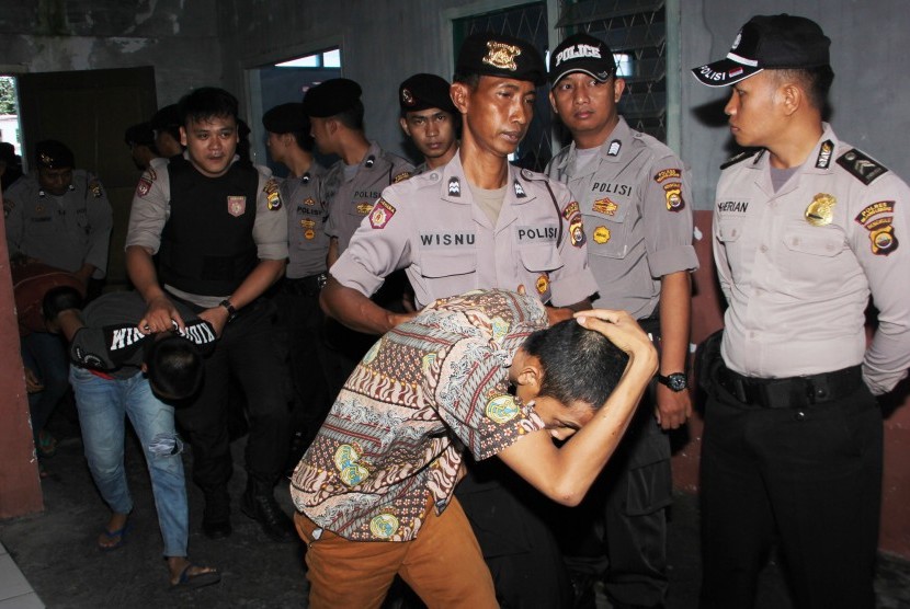  Polisi dari satuan Polres Rejang Lebong mengawal tujuh terdakwa anak kasus pemerkosaan YY saat memasuki ruang sidang anak di Pengadilan Negeri Curup, Rejang Lebong, Bengkulu, Selasa (10/5).