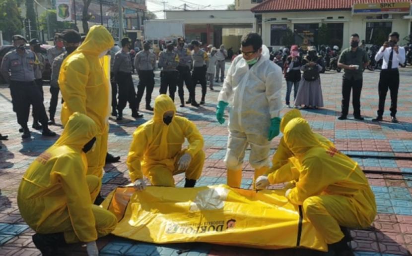 Polisi di Kabupaten Majalengka mengikuti simulasi dan pelatihan pemulasaraan jenazah pasien COVID-19. 