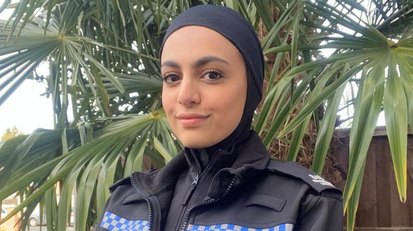 Kepolisian Leicester Uji Coba Jilbab Saat Bertugas. Polisi di Leicester, Inggris tengah melakukan uji coba jilbab operasional. Uji coba jilbab tersebut demi mendorong lebih banyak Muslimah bergabung menjadi personel badan kemananan tersebut.