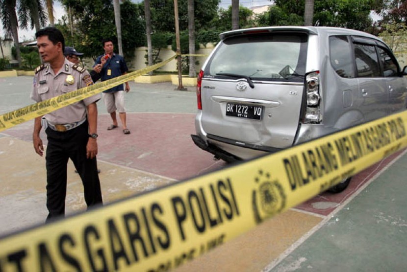 Polisi di lokasi kejadian mobil guru tabrak siswa TK di Medan pada awal bulan Maret  lalu.  (Foto: Irsan Mulyadi/ANTARA)