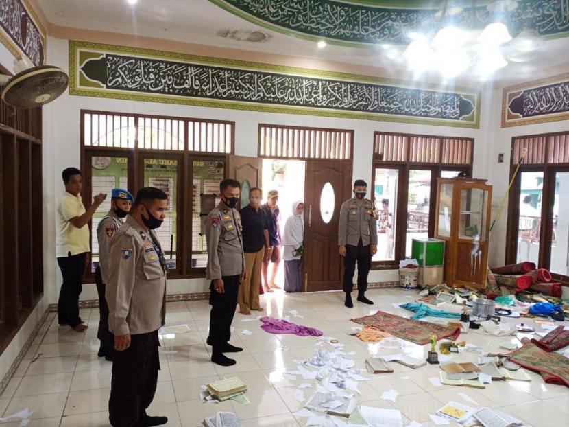 Polisi di Padang Pariaman melakukan penyelidikan kejadian Alquran yang ditemukan berserakan di lantai Surau (Mushala) Baru Al Mu