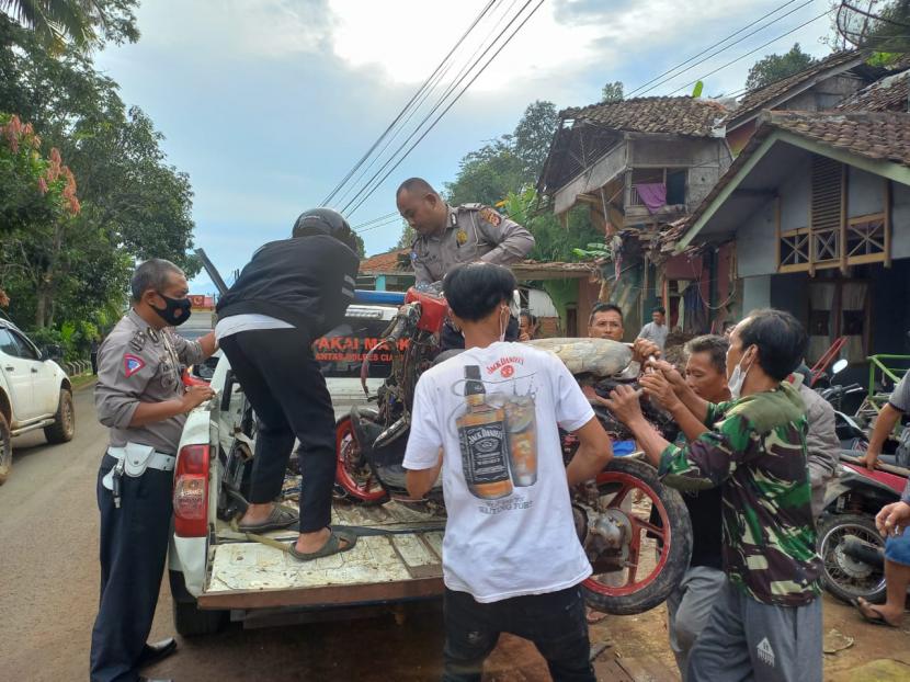  Polisi dibantu warga mengevakuasi kendaraan rusak akibat kecelakaan di Kecamatan Panumbangan, Kabupaten Ciamis, Ahad (22/5/2022). Pemprov Jabar akan memperlebar lokasi kecelakaan bus di tanjakan pari, Ciamis