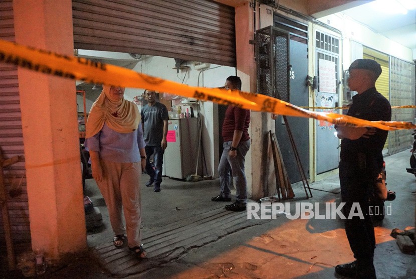 Polisi Diraja Malaysia (PDRM) Kajang bersama Relawan Prabowo - Sandi (PADI) Malaysia berjaga di lokasi penemuan surat suara Pemilu 2019 yang diduga sudah dicoblos di sebuah rumah toko Jalan Seksyen 2/11 Kajang Selangor, Kamis (11/4/2019).