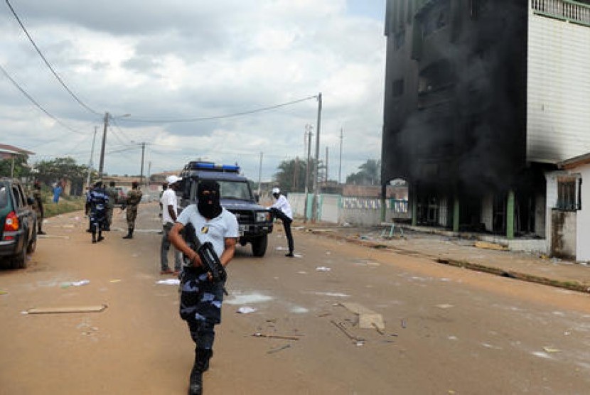 Polisi Gabon saat mengamankan protes setelah pemilu di Libreville, Kamis, 1 September 2016. Ali Bongo yang kembali terpilih sebagai presiden menuai protes dari rakyat.
