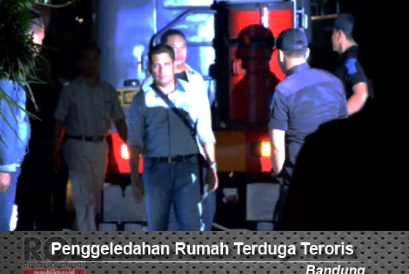 Polisi Geledah Rumah Terduga Teroris di Bandung
