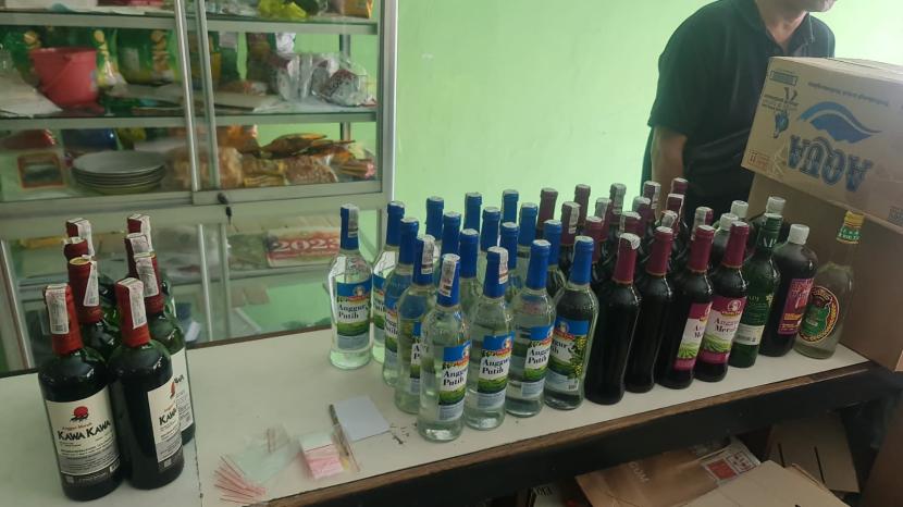 Polisi gerebek penjual miras berkedok toko jamu di Kestalan, Banjarsari, Solo, Kamis (31/8/2023).