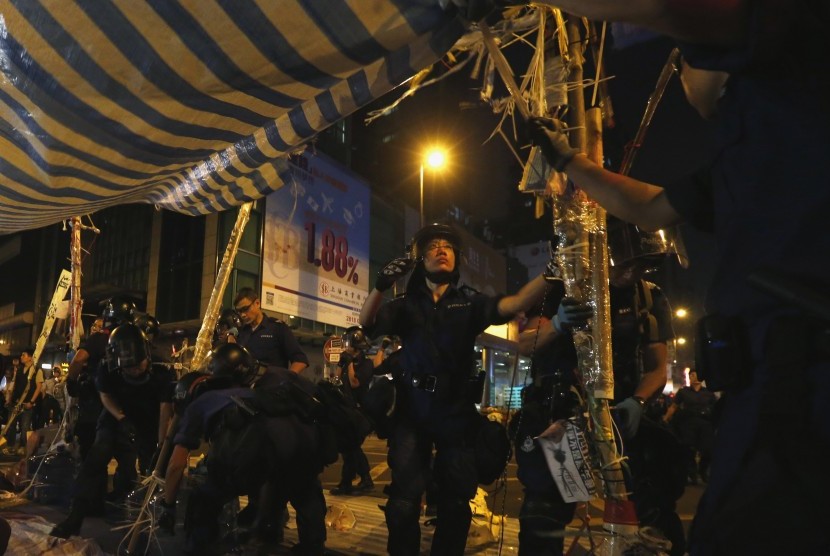 Polisi Hong Kong merubuhkan tenda pengunjuk rasa, Jumat subuh (17/10).