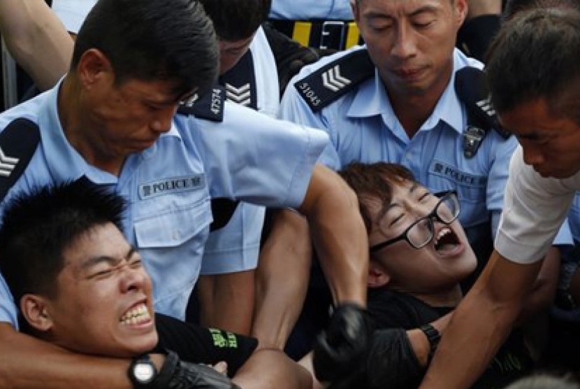 Polisi Hongkong saat menangkap demonstran.