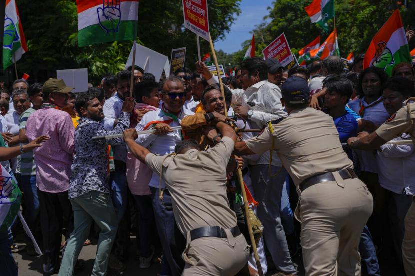Polisi India menghentikan pekerja partai Kongres oposisi menuju kantor Direktorat Penegakan selama protes di Mumbai, India, Senin, 13 Juni 2022. Para pekerja partai memprotes Direktorat Penegakan memanggil pemimpin partai Kongres Rahul Gandhi dan Sonia Gandhi untuk diinterogasi dalam uang kasus pencucian.
