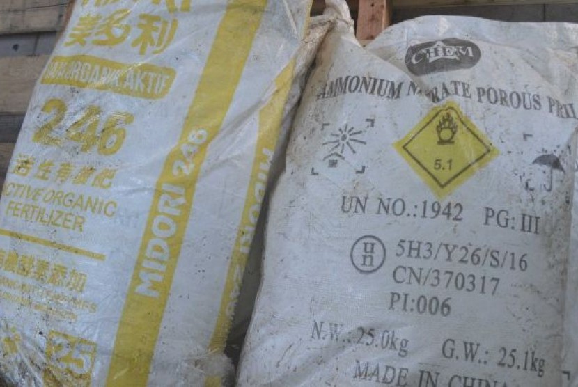 Polisi Indonesia di Bali telah menyita sekitar 30 ton, dalam bentuk 1.500 karung bahan kimia ammonium nitrat dalam sebuah kapal yang tiba dari Malaysia.