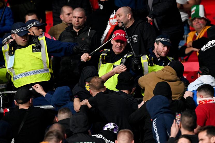 Polisi Inggris berjaga di tribun penonton Stadion Wembley, London, dalam laga Inggris vs Hungaria.