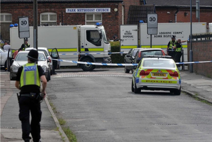 Polisi Inggris berjaga-jaga di sekitar lokasi peledakan masjid di Tipton, West Midlands, Inggris, Jumat (12/7). 