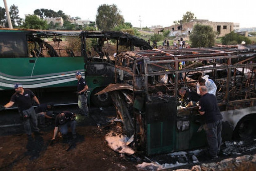 Polisi Israel bekerja di lokasi ledakan bus di Yerusalem, Senin, 18 April 2016. Ledakan bus melukai 21 orang dan tidak ada korban tewas.