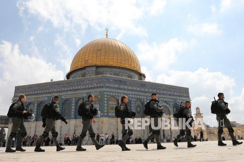  Polisi Israel bermanuver melewati kompleks Masjid Al Aqsa seusai salat Jumat untuk membubarkan aksi protes merayakan enam tahanan Palestina yang keluar dari Penjara Gilboa, di Kota Tua Yerusalem, Jumat (10/9).