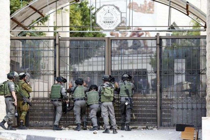 Polisi Israel di depan gerbang Universitas Al Quds di Tepi Barat.