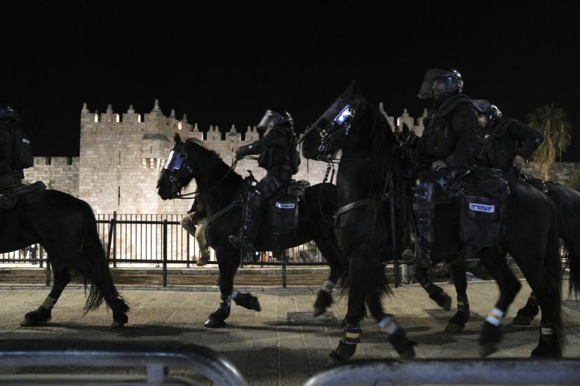 Polisi Israel dikerahkan dengan menunggang kuda di Gerbang Damaskus ke Kota Tua Yerusalem setelah Maroko kalah dari Prancis dalam pertandingan sepak bola semifinal Piala Dunia yang dimainkan di Qatar, Kamis (15/12) dini hari WIB.