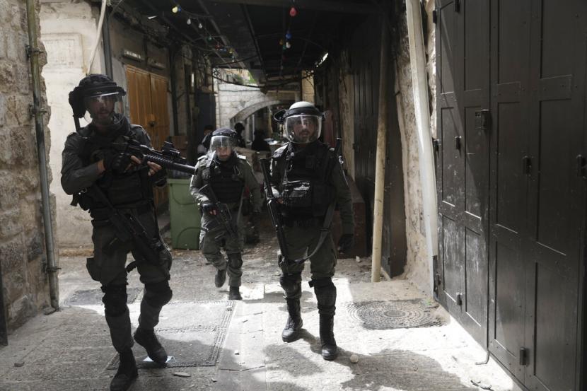 Polisi Israel dikerahkan di Kota Tua Yerusalem, Ahad, 17 April 2022. Polisi Israel bentrok dengan warga Palestina di luar Masjid Al-Aqsha setelah polisi membersihkan warga Palestina dari kompleks yang luas untuk memfasilitasi kunjungan rutin orang Yahudi ke tempat suci dan menuduh warga Palestina menimbun batu untuk mengantisipasi kekerasan.