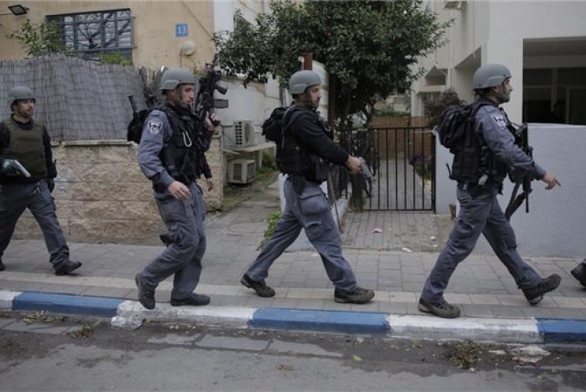 Polisi Israel melintas di dekat lokasi penembakan di sebuah bar di Tel Aviv, 1 Januari 2016.