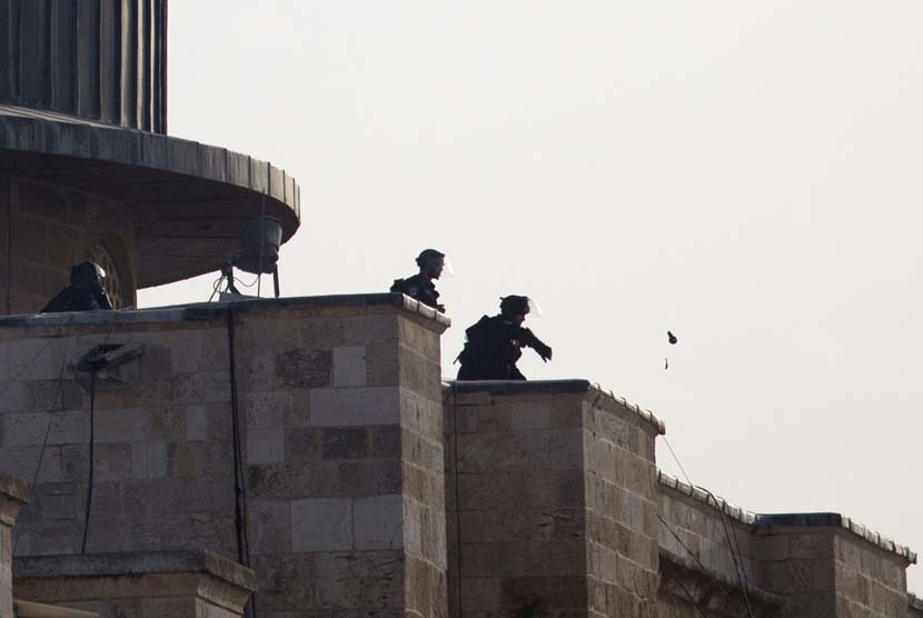 Polisi Israel memasuki komplek Masjid Al Aqsa saat terlibat bentrokan dengan warga Palestina.