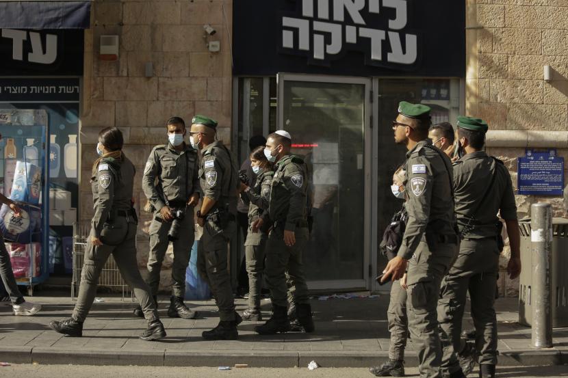 Polisi Israel memeriksa lokasi serangan penikaman di Terminal Bus Pusat Yerusalem Senin, 13 September 2021. Paramedis Israel merawat dua orang yang ditikam di dekat Terminal Bus Pusat Yerusalem oleh seorang tersangka penyerang Palestina pada hari Senin.