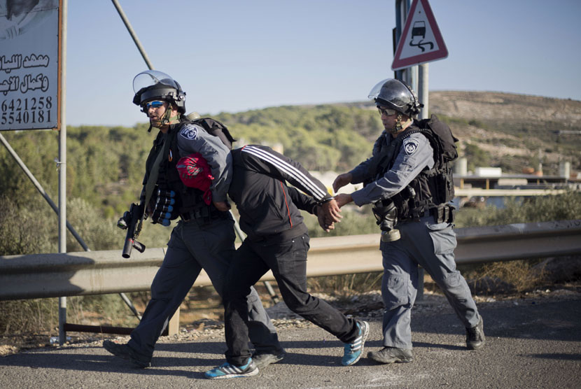 Polisi Israel menahan pemuda Arab.  