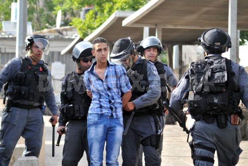 Polisi Israel menangkap pemuda Palestina.