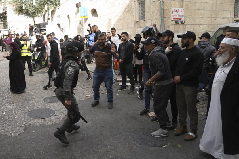 Polisi Israel mencoba membubarkan warga Palestina di Kota Tua Yerusalem, Ahad, 17 April 2022. Polisi Israel bentrok dengan warga Palestina di luar Masjid Al-Aqsa setelah polisi membersihkan warga Palestina dari kompleks yang luas untuk memfasilitasi kunjungan rutin orang Yahudi ke tempat suci dan menuduh warga Palestina menimbun batu untuk mengantisipasi kekerasan.